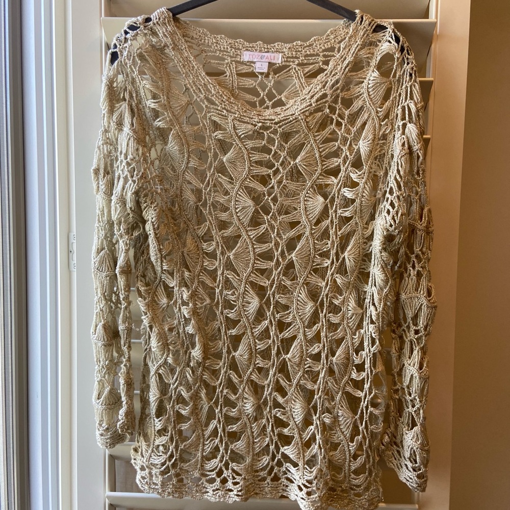 ROZI & ALI size LARGE long sleeve sweater crocheted. Gold. Great condition